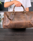 Demonstration of a vintage-style leather duffle bag with close-ups of zippers, handles, and a spacious interior.