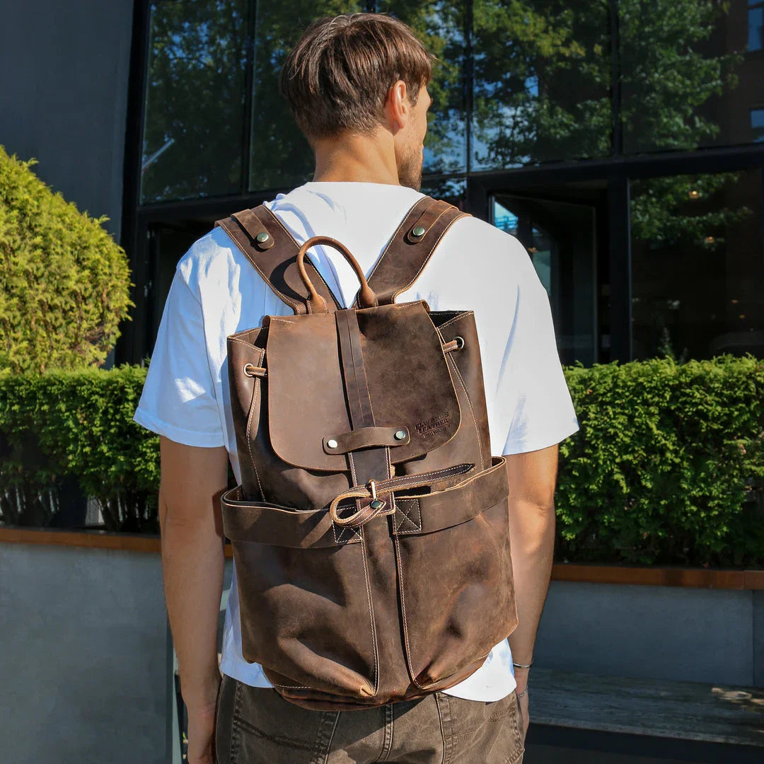 レダーウォルフ／LEDER WOLF リュック バッグ バックパック メンズ 男性 男性用 レザー 革 本革 ブラウン 茶  A4サイズ収納可 ユニセックス 男女兼用 デイパック Brown Leather Backpack Collection – Elwards Leather