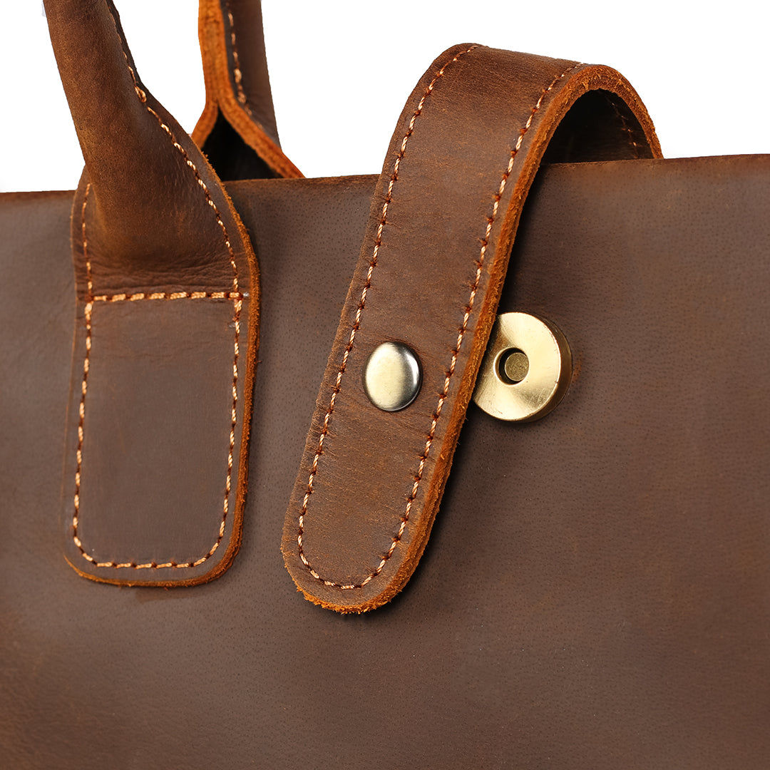 Magnetic clasp detail on a premium men&#39;s Crazy Horse leather bag.