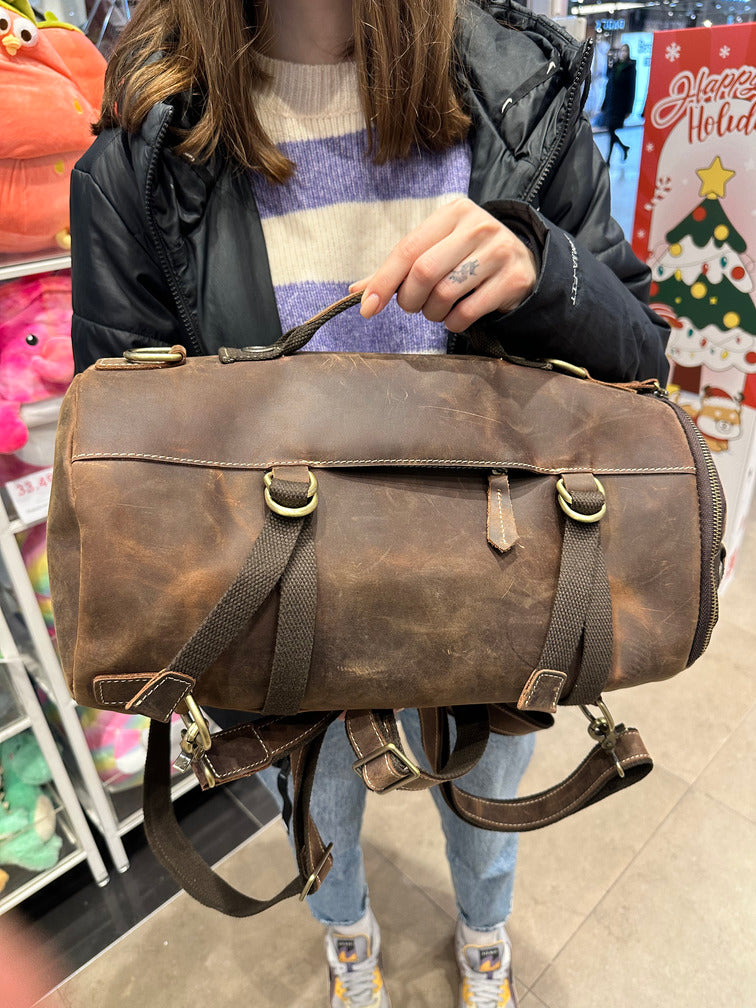 Customer review showing a vintage brown leather backpack with adjustable straps, ideal for everyday use.